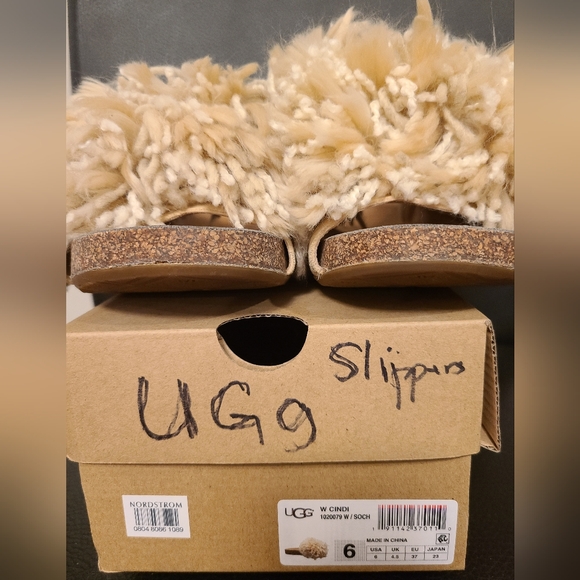 UGG Cindi Slippers, Size 6 - Picture 9 of 9